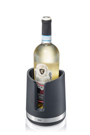 Weinkühler mit einer Flasche Weißwein, frontal aufgenommen