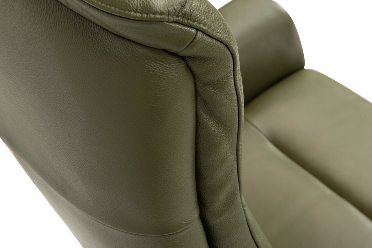 Close-up van een olijfgroene lederen relaxfauteuil, gezien van bovenaf.