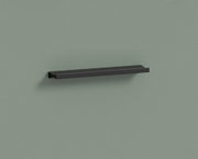 Schwarze, minimalistische Wandablage/Regal aus Metall an einer graugrünen Wand, seitliche Perspektive (leicht von links)