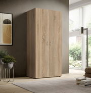 Zweiflügeliger Drehtürenschrank aus Holz in einem modernen Wohnzimmer, seitliche Perspektive.