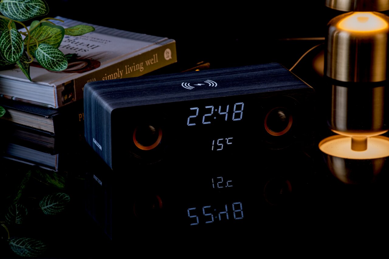 Moderne wekkerradio met Bluetooth-luidspreker, geeft de tijd 22:48 en de temperatuur 15 °C weer, zijaanzicht.