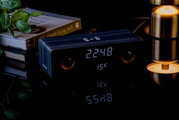 Moderne wekkerradio met Bluetooth-luidspreker, geeft de tijd 22:48 en de temperatuur 15 °C weer, zijaanzicht.