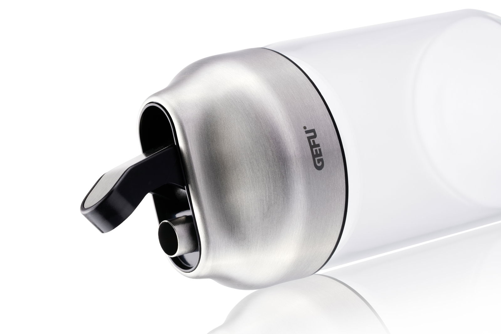 Nahaufnahme eines Zucker- oder Milchdosierers aus Edelstahl mit schwarzem Ausguss, seitliche Perspektive.