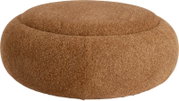 Runder, brauner Sitzpouf/Hocker mit strukturiertem Stoffbezug und leicht vertiefter Sitzfläche, freigestellt auf weißem Hintergrund, Ansicht schräg von vorne (leicht von oben).