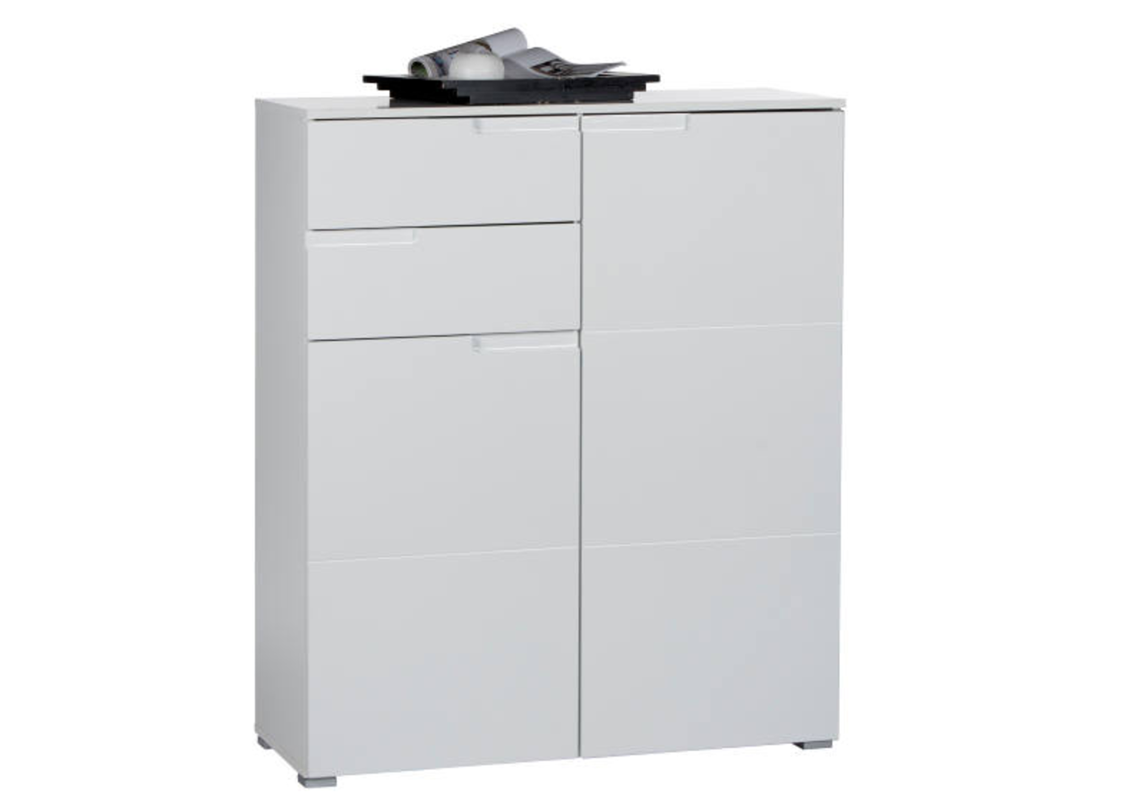 Weißes Highboard mit mehreren Schubladen und Türen, frontal fotografiert, mit Zeitschriften und einem Tablett auf der Oberseite.