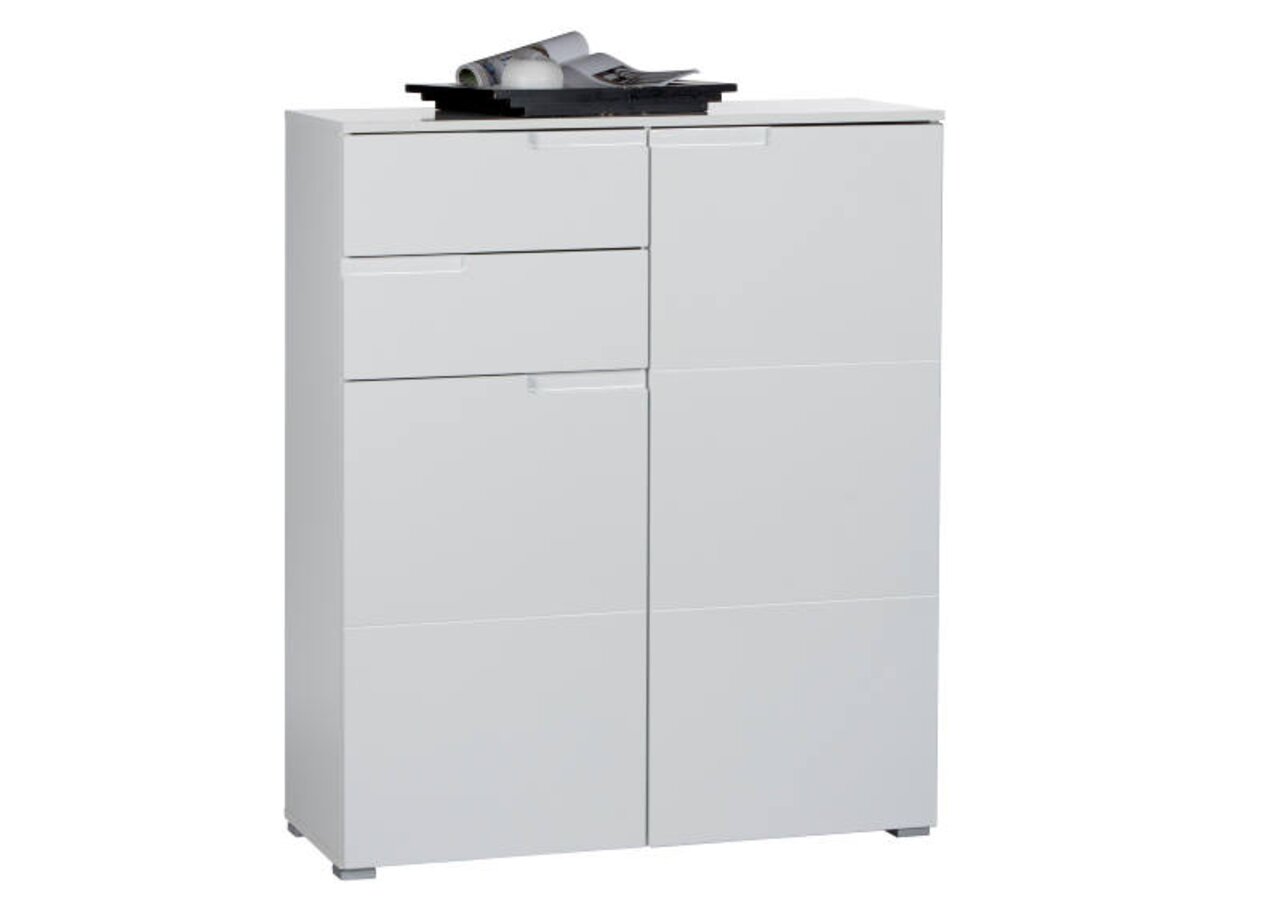 Weißes Highboard mit mehreren Schubladen und Türen, frontal fotografiert, mit Zeitschriften und einem Tablett auf der Oberseite.