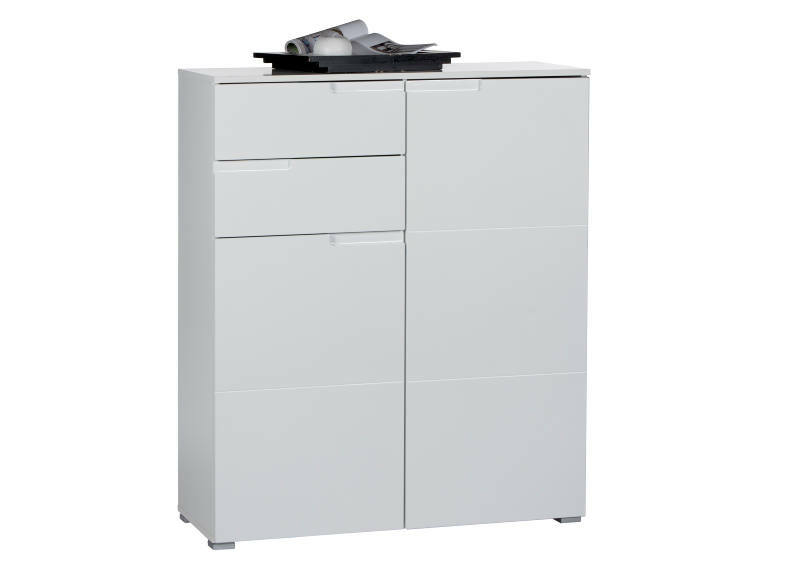 Weißes Highboard mit mehreren Schubladen und Türen, frontal fotografiert, mit Zeitschriften und einem Tablett auf der Oberseite.