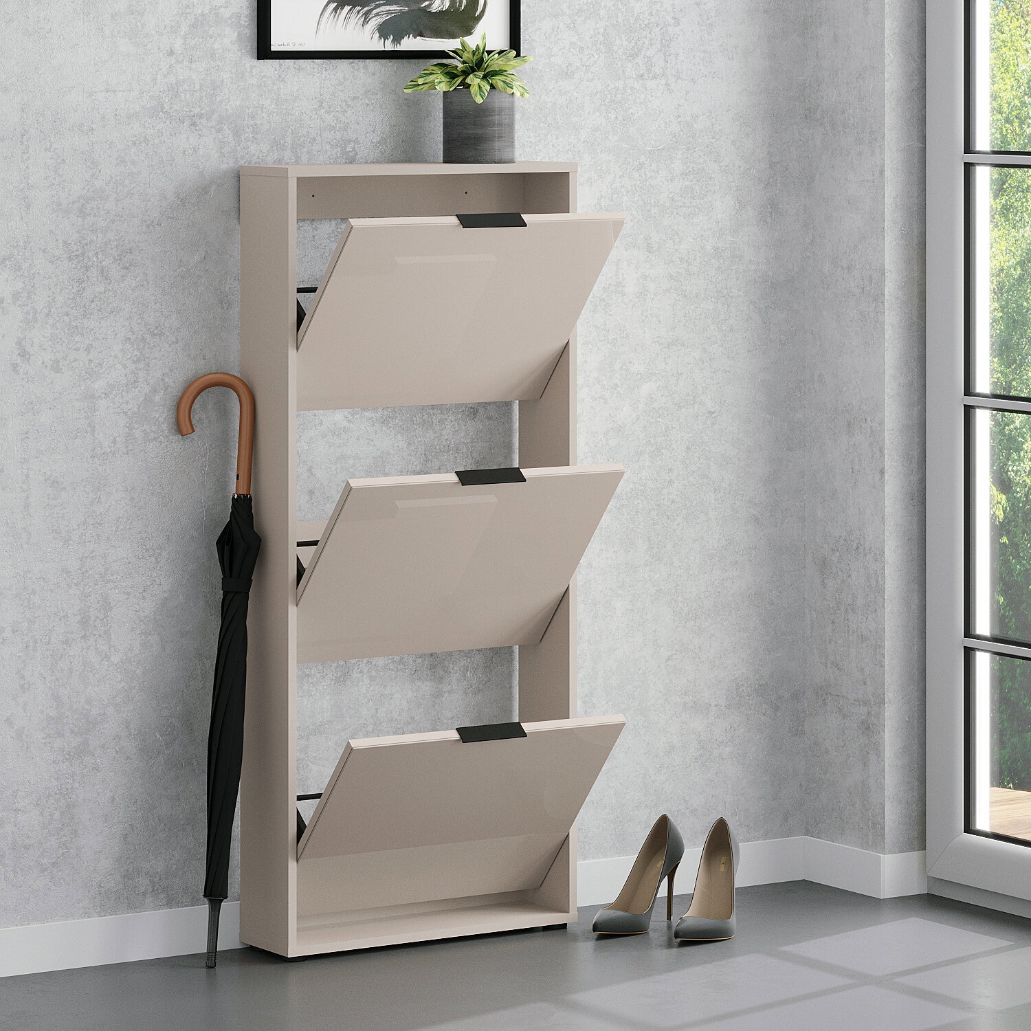 Beiger, schmaler Schuhkipper mit drei nach vorne geöffneten Klappen und Ablage oben, seitliche Ansicht in leicht schräger Frontperspektive im Flur neben Regenschirm und High Heels.