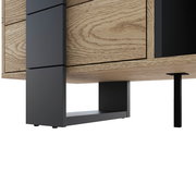 Nahaufnahme der Unterseite einer Kompaktgarderobe mit Holzoptik und schwarzen Metallbeinen, seitliche Perspektive