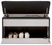 Garderobenbank mit geöffnetem Deckel, darunter ein Fach mit Schuhen, Ansicht von vorne