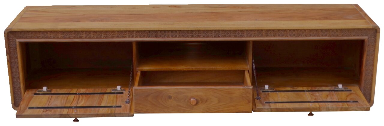 TV-Tisch aus Holz mit geöffneter Frontansicht, zwei seitlichen Fächern und einer mittleren Schublade.