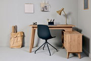 Moderner Eck-Schreibtisch aus Holz mit Stauraum, schwarzem Stuhl und Schreibtischlampe, aus der Perspektive von vorne.