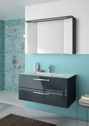 Moderner Badblock mit Waschbecken und Spiegel, seitliche Perspektive