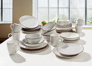 Kombiservice 30-teilig mit elegantem Muster, bestehend aus Tellern, Schalen und Tassen, auf einem Tisch in einem hellen Raum präsentiert.