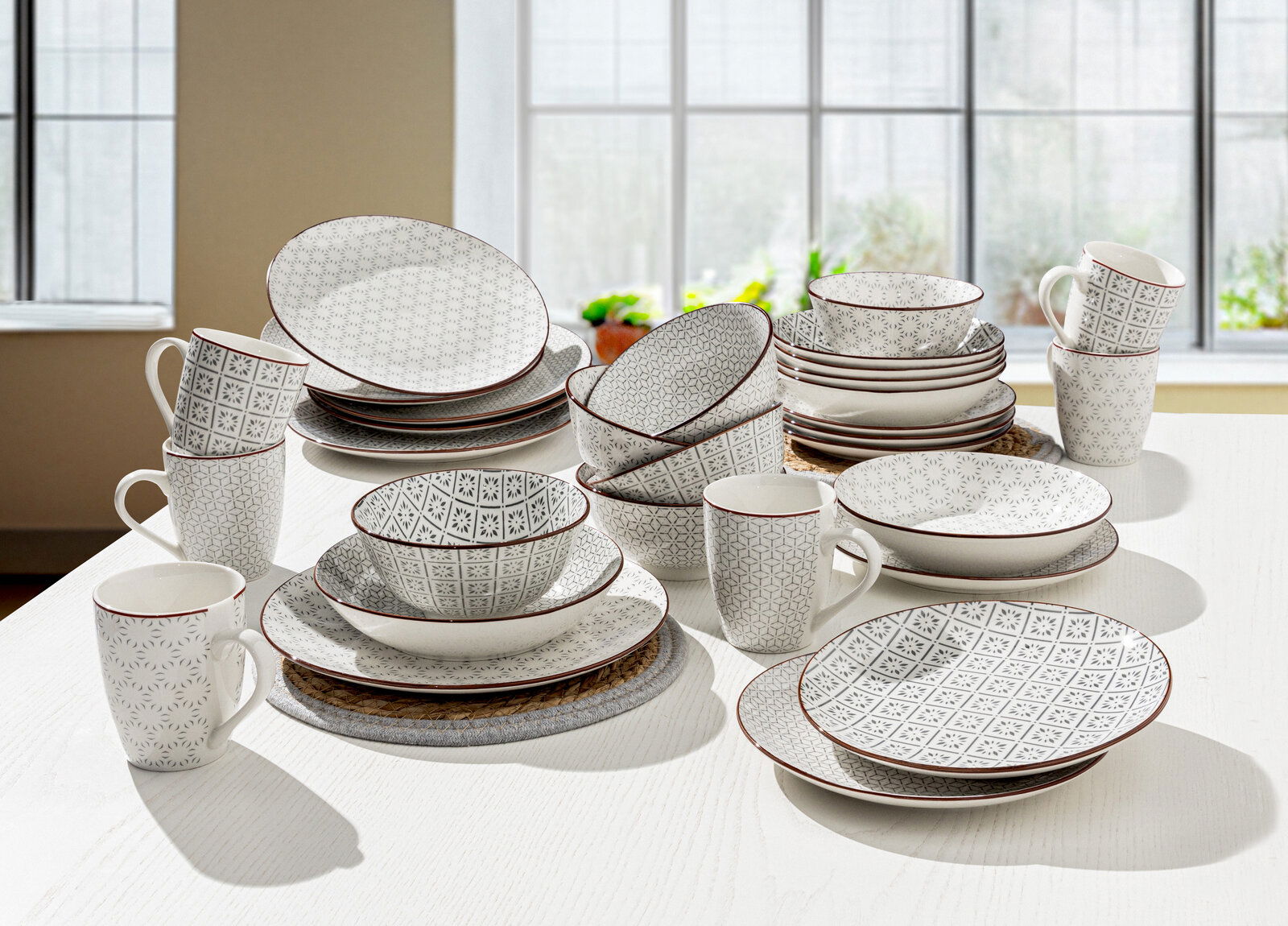 Kombiservice 30-teilig mit elegantem Muster, bestehend aus Tellern, Schalen und Tassen, auf einem Tisch in einem hellen Raum präsentiert.