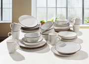 Kombiservice 30-teilig mit elegantem Muster, bestehend aus Tellern, Schalen und Tassen, auf einem Tisch in einem hellen Raum präsentiert.