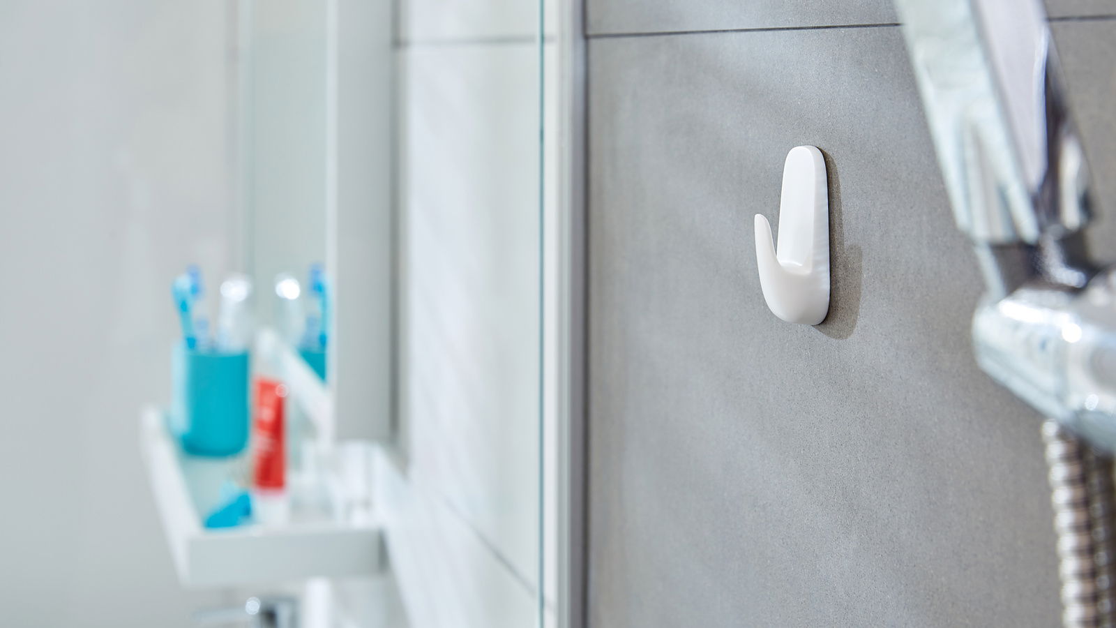 Wandhaken im Badezimmer, seitliche Perspektive