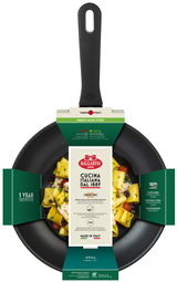 Bratpfanne Avola 28cm von oben mit Verpackung und italienischem Design, gefüllt mit Pasta.