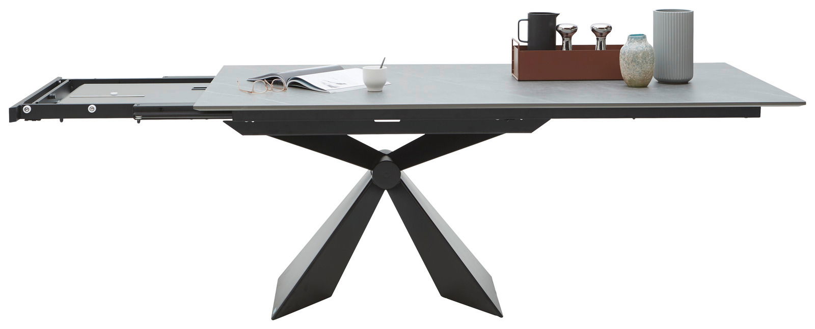 Moderner Esstisch mit ausziehbarer Tischplatte und geometrischem Metallgestell, seitliche Perspektive