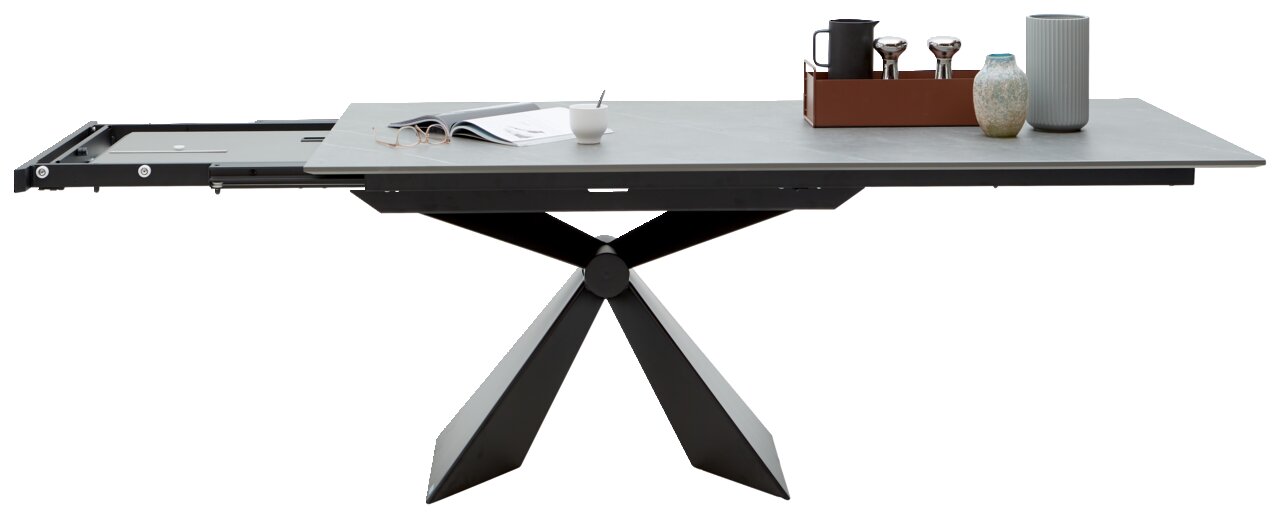 Moderner Esstisch mit ausziehbarer Tischplatte und geometrischem Metallgestell, seitliche Perspektive