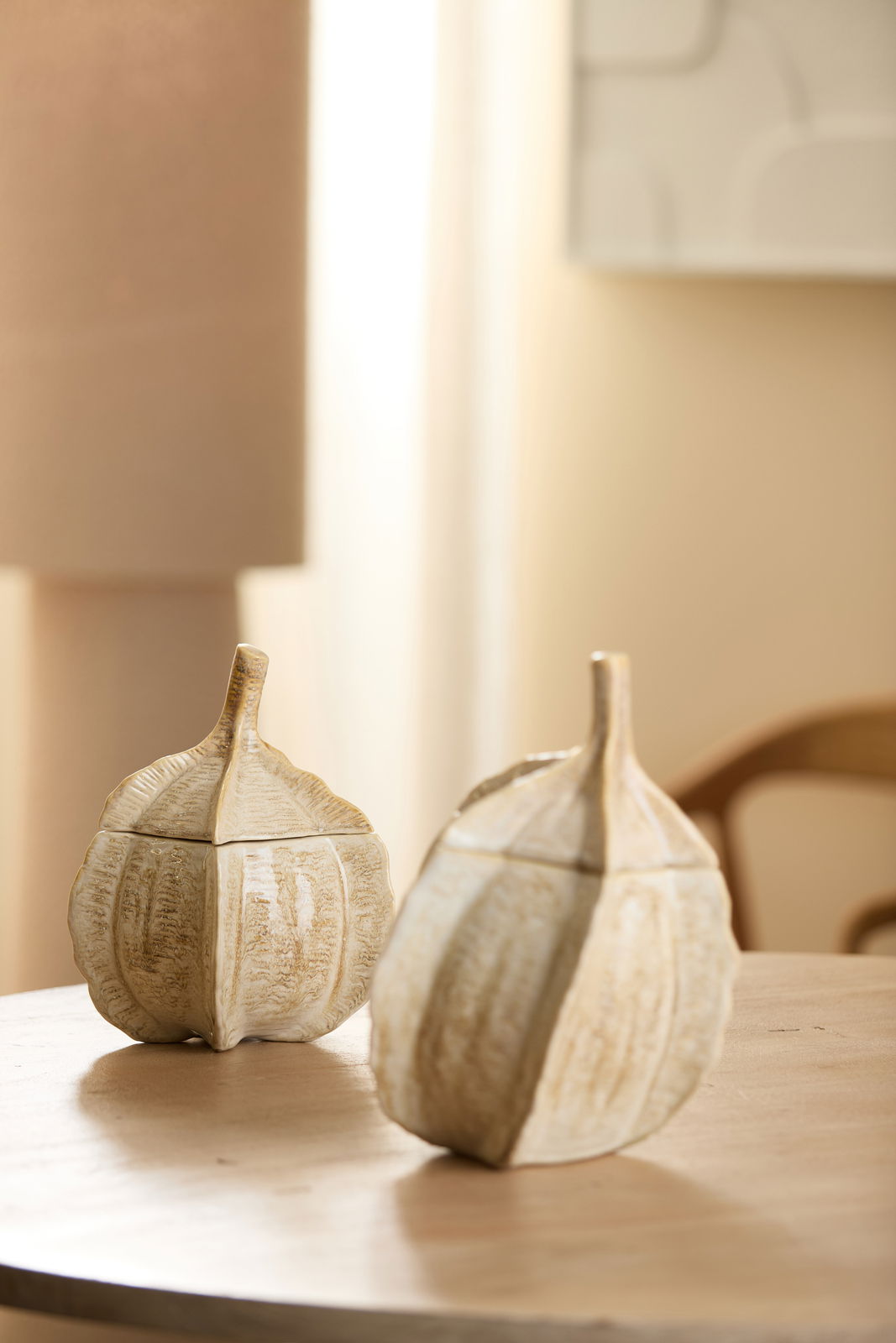 Zwei dekorative Boxen in Form von Blättern auf einem Tisch, seitliche Perspektive.