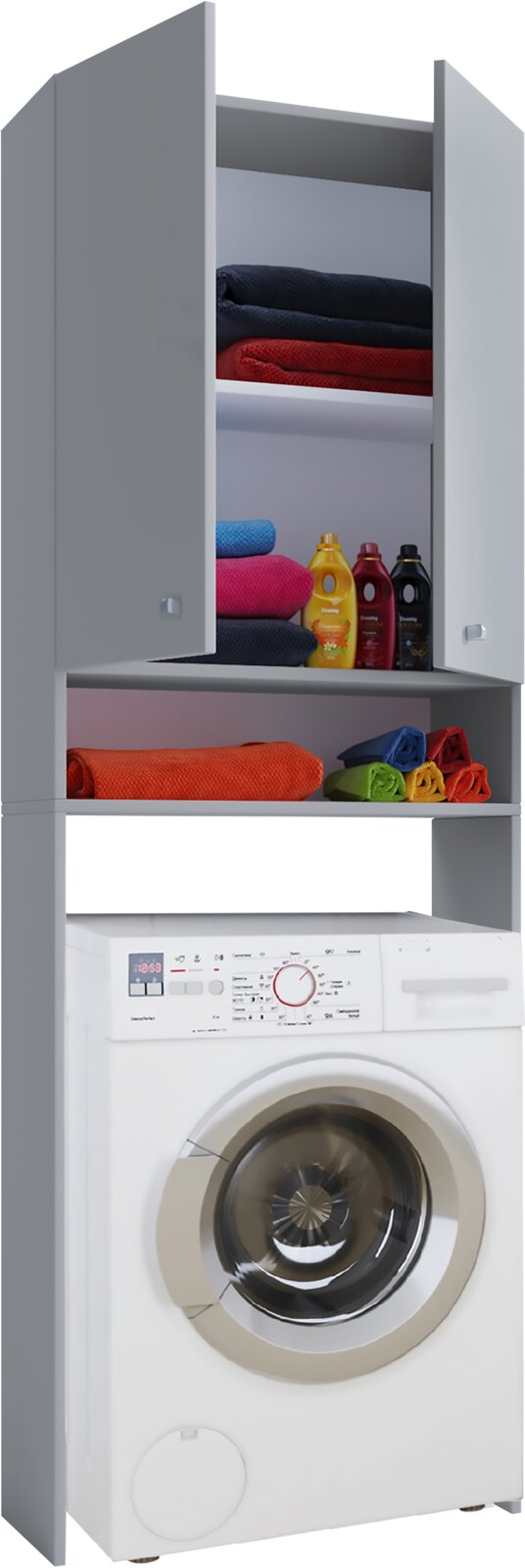 Weißer Waschmaschinenschrank mit geöffneten Türen, Regalböden mit gefalteten Handtüchern und Waschmitteln über einer Frontlader-Waschmaschine, Perspektive: frontale Ansicht leicht von oben.