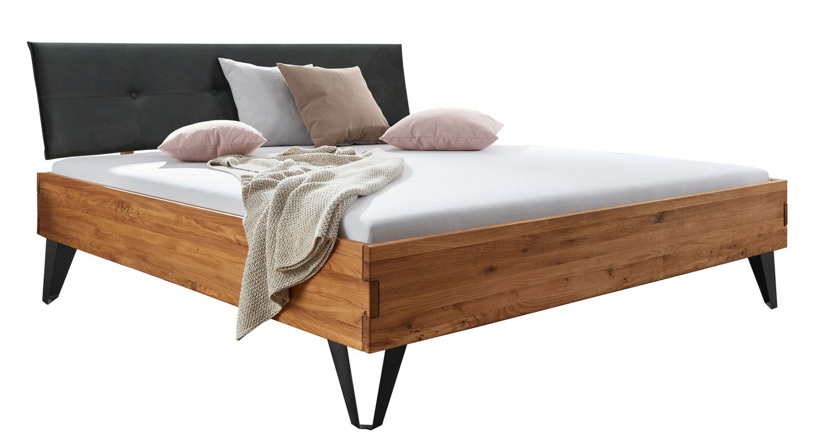 Modernes Bett mit Holzrahmen und schwarzem Kopfteil, seitliche Perspektive