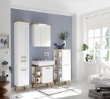 Moderner weißer Midischrank im Badezimmer, seitliche Perspektive, mit Holzdetails und dekorativen Elementen.