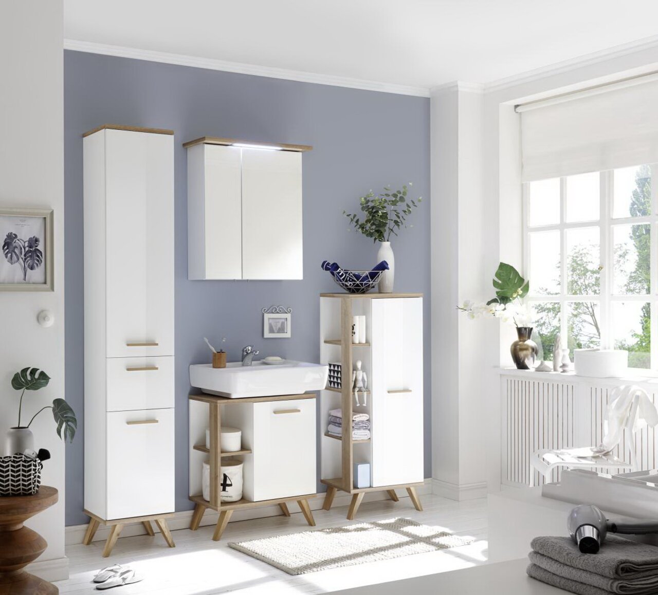 Moderner weißer Midischrank im Badezimmer, seitliche Perspektive, mit Holzdetails und dekorativen Elementen.