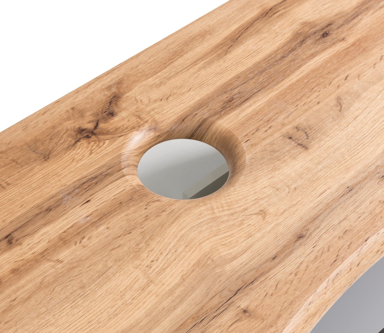 Close-up van een houten wastafelmeubel met natuurlijke nerf en een ronde uitsparing, gezien van bovenaf.