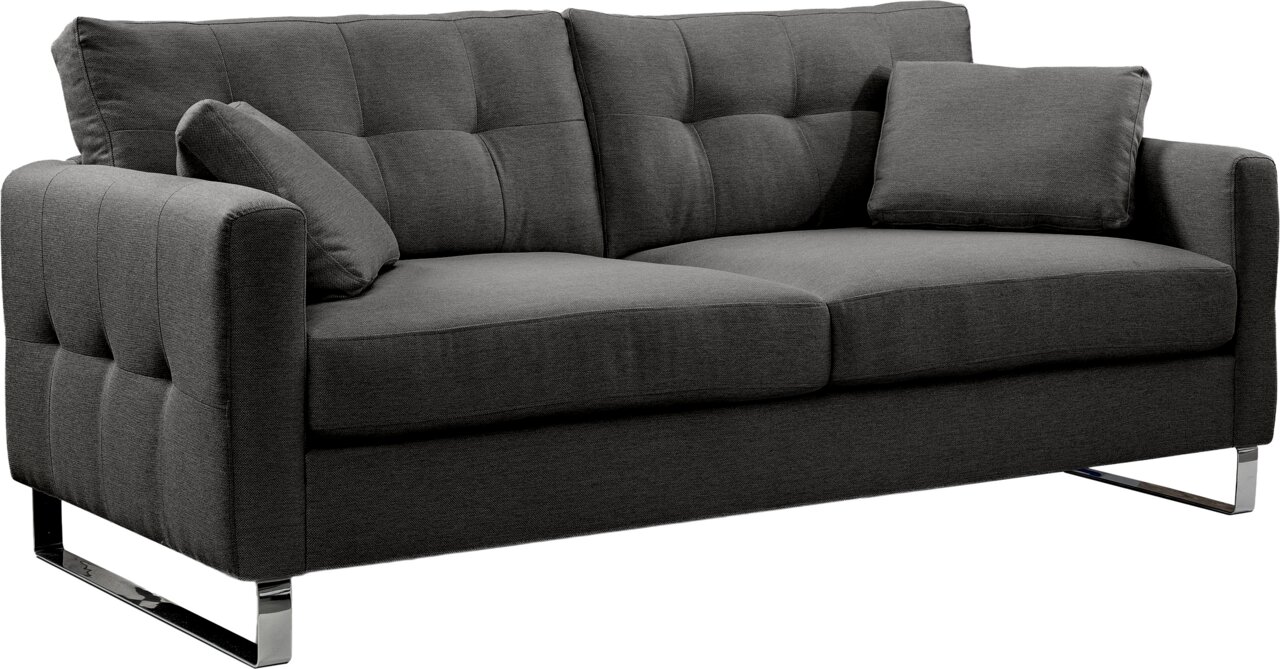 Dunkelgraues 2-Sitzer-Stoffsofa mit gesteppter Rückenlehne, zwei Kissen und verchromten Kufenfüßen, freigestellt auf Weiß, Ansicht schräg von vorne