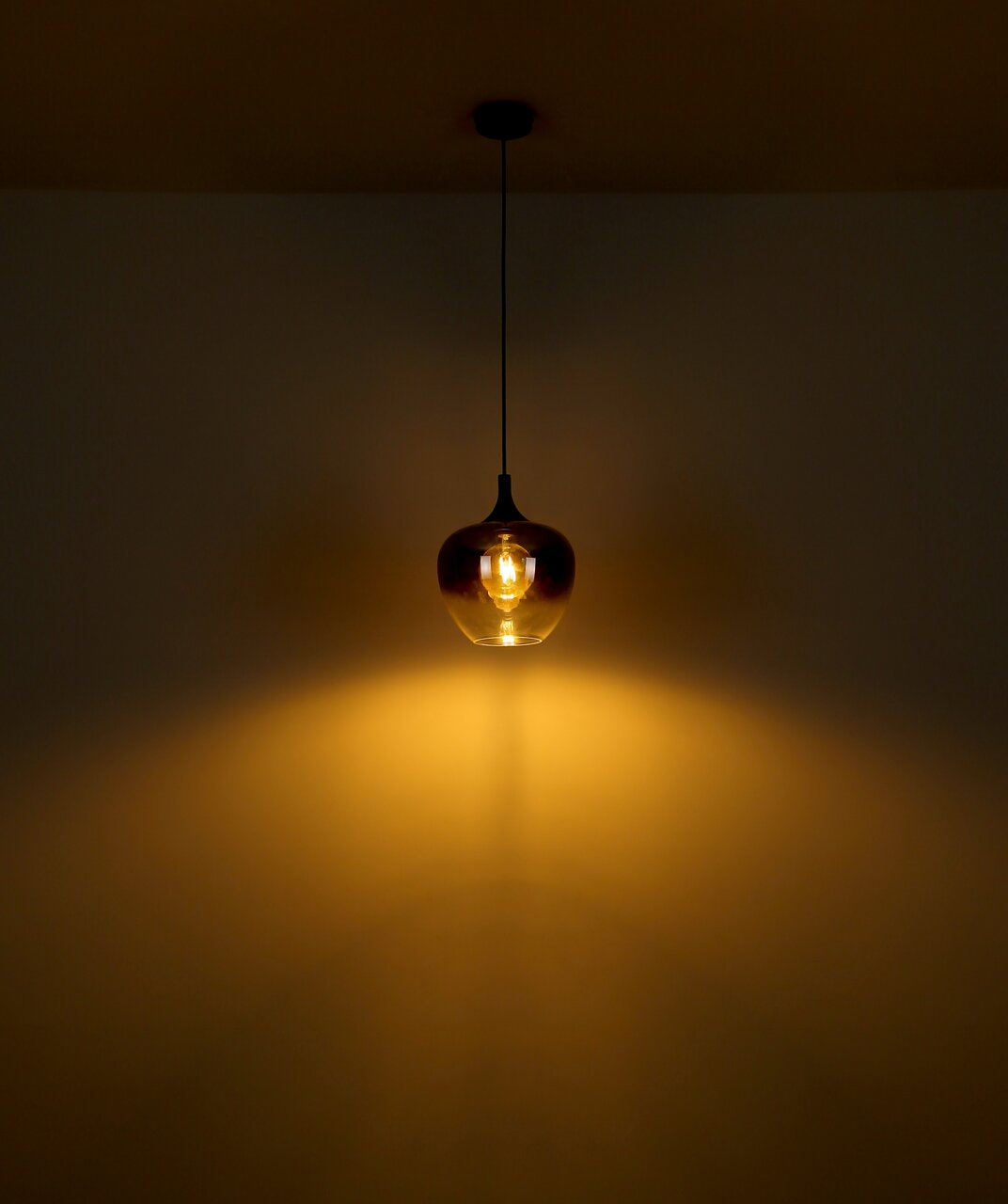 Hängeleuchte mit warmem Licht, von unten betrachtet