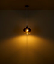 Hängeleuchte mit warmem Licht, von unten betrachtet