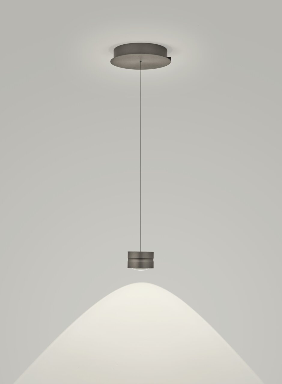 Moderne LED-Pendelleuchte MIKA in minimalistischem Design, von unten betrachtet, mit einem schlichten, runden Lampenschirm und einem dünnen Kabel.