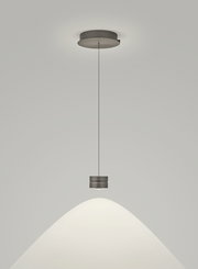 Moderne LED-Pendelleuchte MIKA in minimalistischem Design, von unten betrachtet, mit einem schlichten, runden Lampenschirm und einem dünnen Kabel.