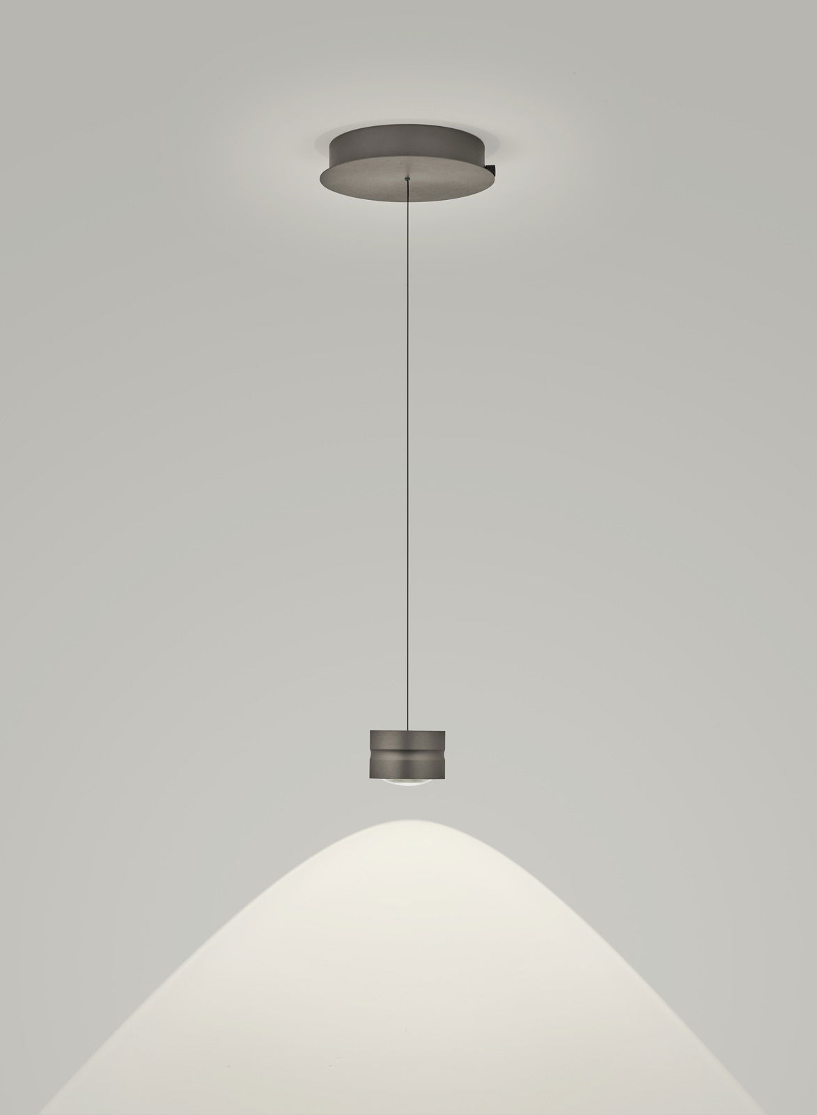 Elements by Bankamp LED-Pendelleuchte ELEMENTS Moderne LED-Pendelleuchte MIKA in minimalistischem Design, von unten betrachtet, mit einem schlichten, runden Lampenschirm und einem dünnen Kabel.