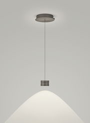 Moderne LED-Pendelleuchte MIKA in minimalistischem Design, von unten betrachtet, mit einem schlichten, runden Lampenschirm und einem dünnen Kabel.