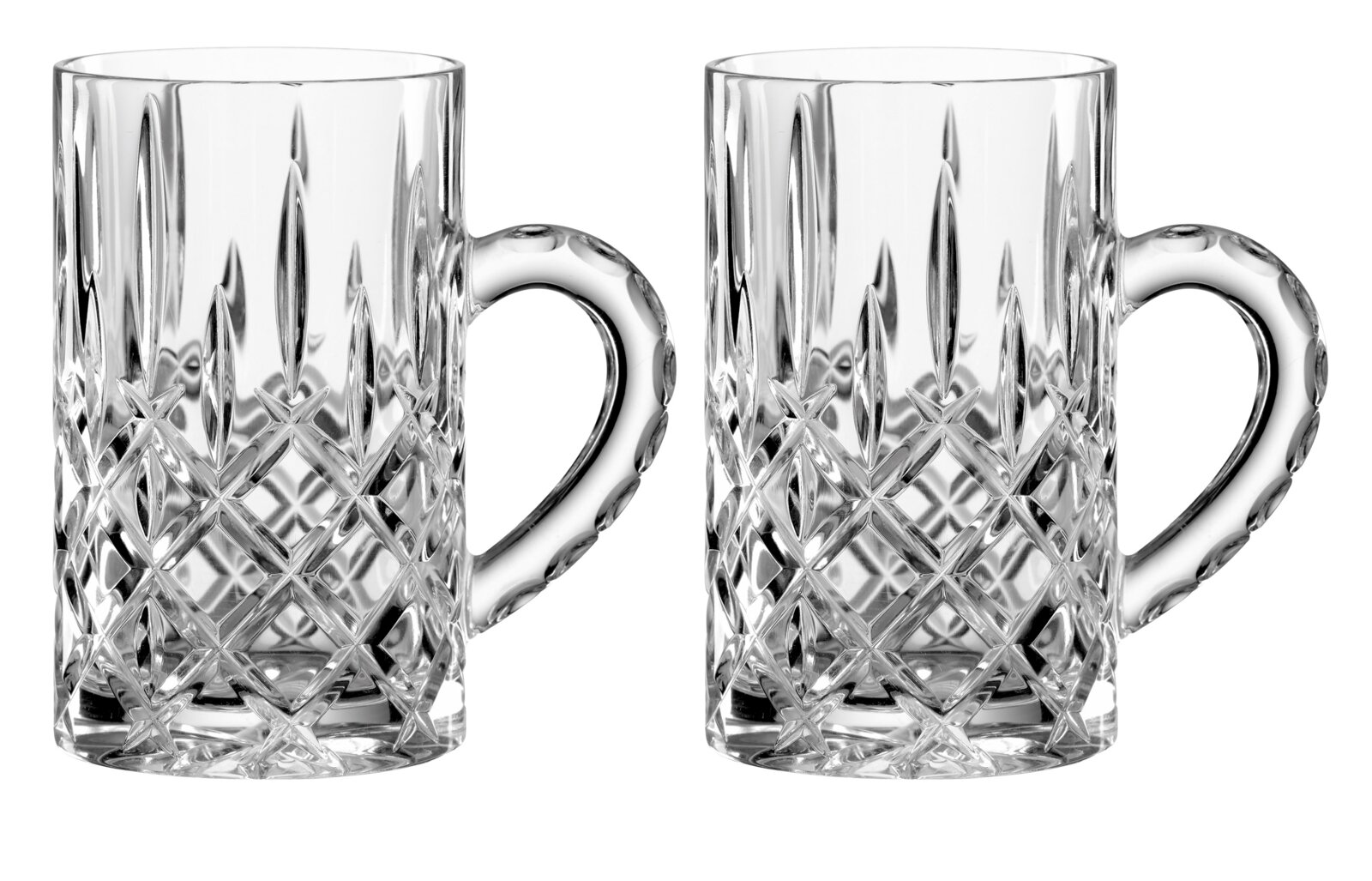 Set van twee transparante glazen bierpullen met sierlijk geslepen ruitpatroon, vanuit vooraanzicht met de handgrepen rechts
