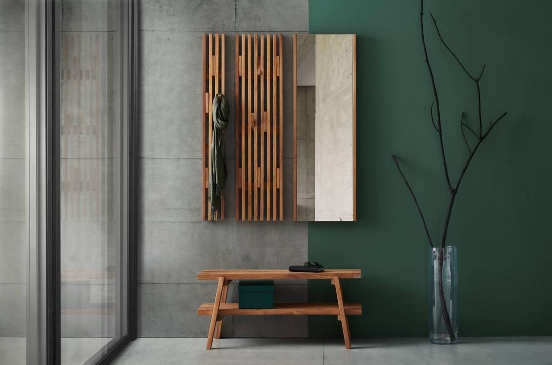 Linea Natura Garderobenpaneel schmal STUDIO LINE Moderne Garderobenbank und Paneele aus Holz in einem stilvollen Eingangsbereich, seitliche Perspektive.