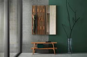Moderne Garderobenbank und Paneele aus Holz in einem stilvollen Eingangsbereich, seitliche Perspektive.