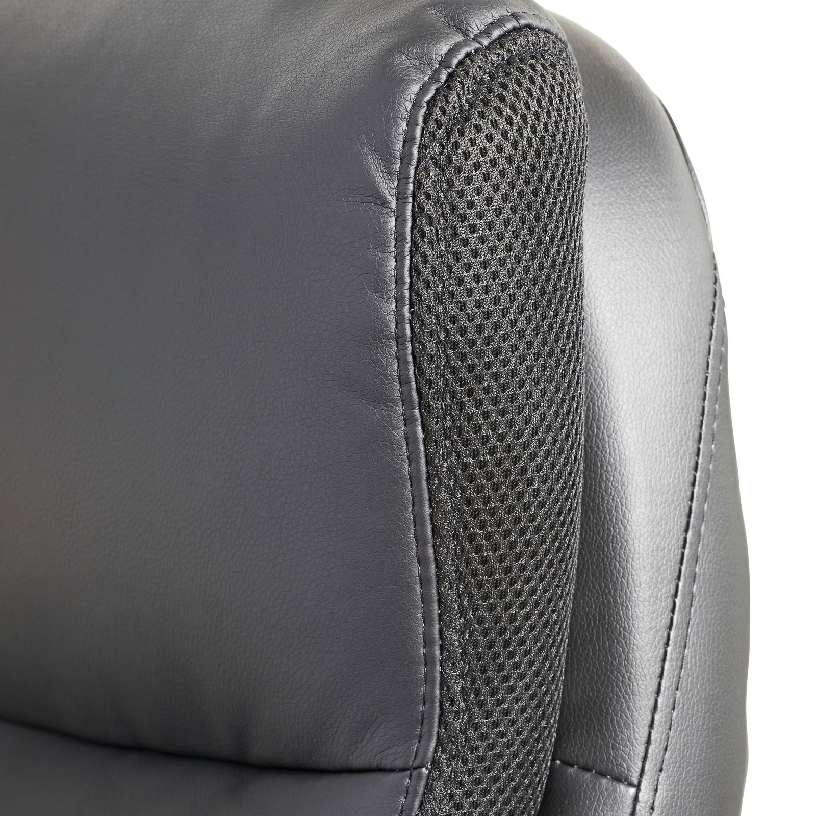 Nahaufnahme der Rückenlehne eines Chefsessels mit schwarzem Leder und Netzstoff, seitliche Perspektive