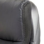 Nahaufnahme der Rückenlehne eines Chefsessels mit schwarzem Leder und Netzstoff, seitliche Perspektive