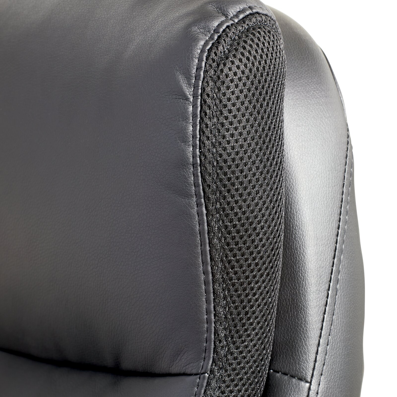 Nahaufnahme der Rückenlehne eines Chefsessels mit schwarzem Leder und Netzstoff, seitliche Perspektive