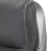 Nahaufnahme der Rückenlehne eines Chefsessels mit schwarzem Leder und Netzstoff, seitliche Perspektive