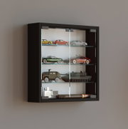 Schwarze Wandvitrine mit Glas-Schiebetüren und Glasböden, gefüllt mit Modellautos und Militärmodellen, in leichter Schrägansicht von vorne links
