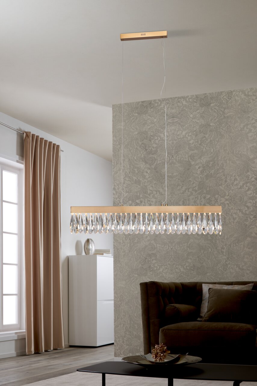 Elegante LED-Pendelleuchte mit Kristallanhängern in einem modernen Wohnzimmer, seitliche Perspektive.