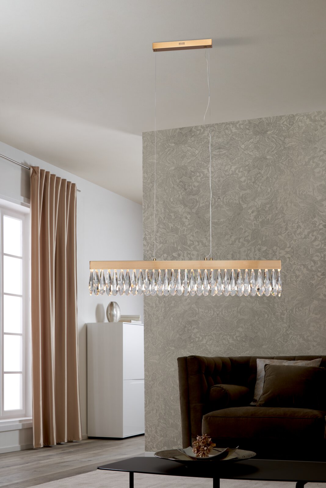 Elegante LED-hanglamp met kristallen hangers in een moderne woonkamer, gezien vanaf de zijkant.