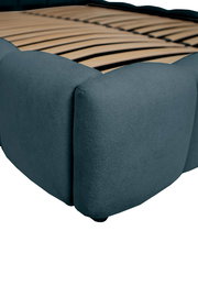 Nahaufnahme eines Polsterbettgestells in dunklem Stoff mit sichtbaren Lattenrost, seitliche Perspektive