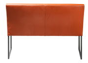 Rückansicht einer modernen Bank mit orangefarbenem Lederbezug und Metallbeinen.