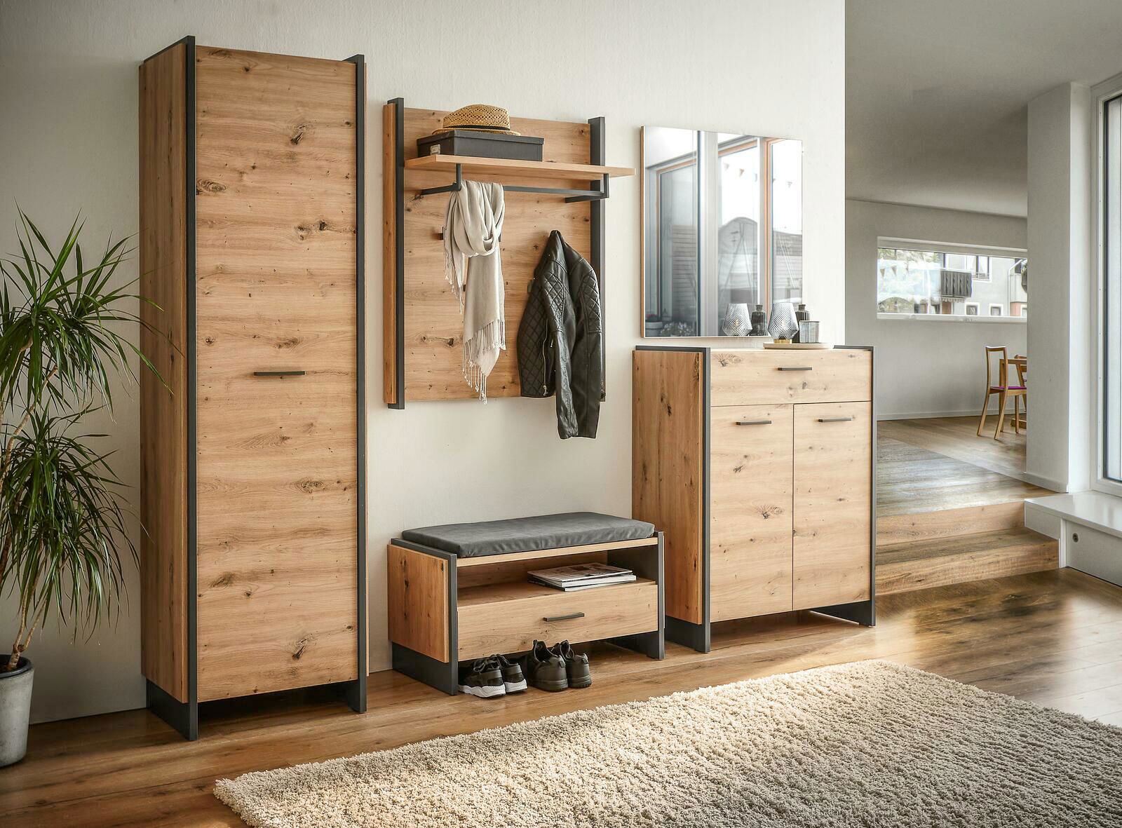 Moderne Garderobenkombination aus Holz mit Schrank, Sitzbank, Paneel und Spiegel in einem hellen Raum, seitliche Perspektive